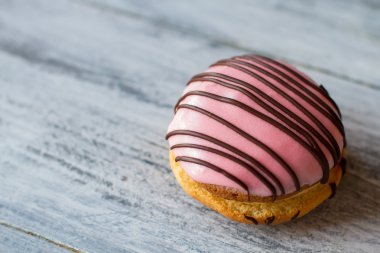 Pembe krema ile bisküvi.