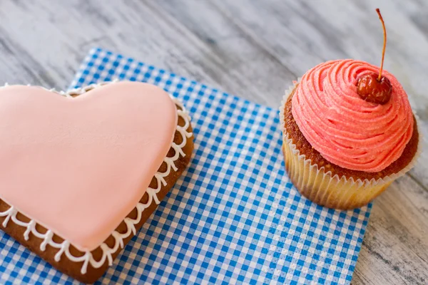 Bolinho rosa e biscoito coração . — Fotografia de Stock
