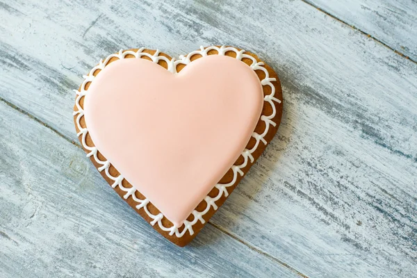 Biscuit en forme de coeur avec glaçage . — Photo