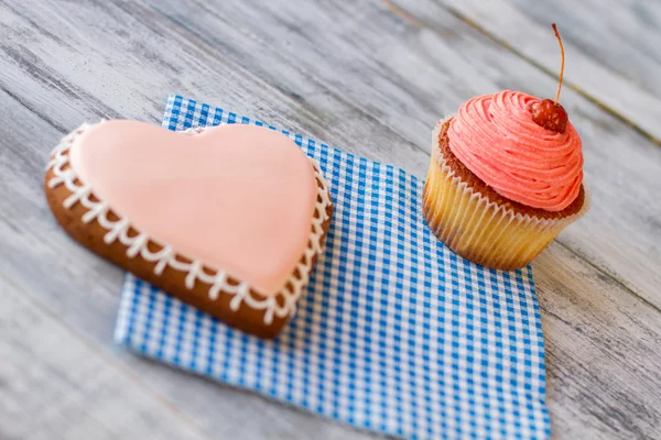 Biscoito de coração rosa e cupcake . — Fotografia de Stock