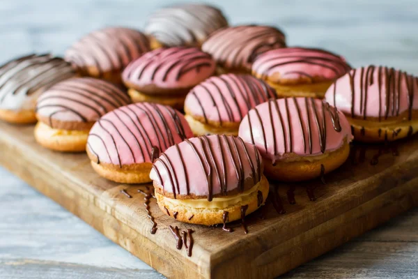 Ahşap tahta üzerinde sandviç bisküvi.