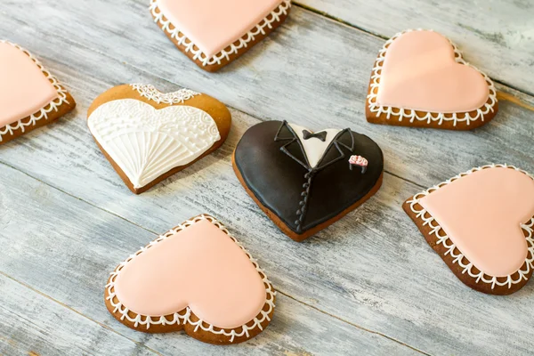 Cookies de casamento em fundo de madeira . — Fotografia de Stock