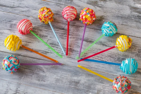 Caramelos de colores brillantes en palos . — Foto de Stock