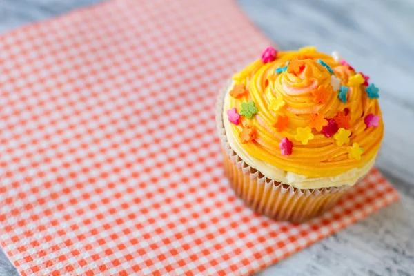 Cupcake com cobertura de laranja . — Fotografia de Stock