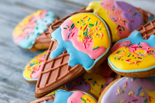 Färgglada dekorerade cookies. — Stockfoto