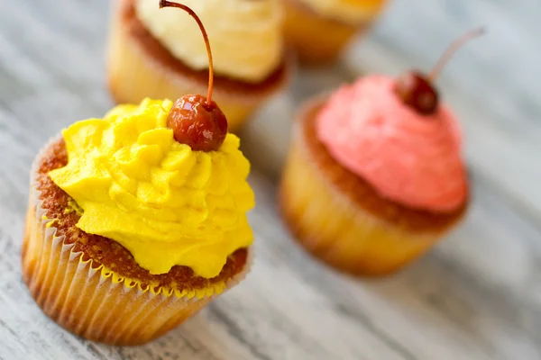 Cupcake mit gelbem Zuckerguss. — Stockfoto