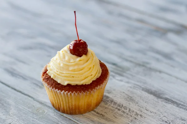 Cupcake com creme bege . — Fotografia de Stock