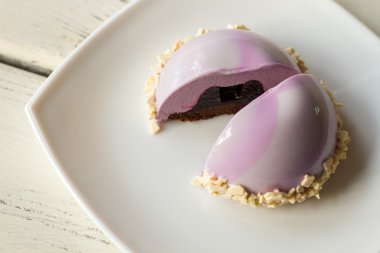 Pembe pasta plaka üzerinde.