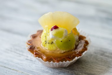 Tartı ile meyve parçaları.