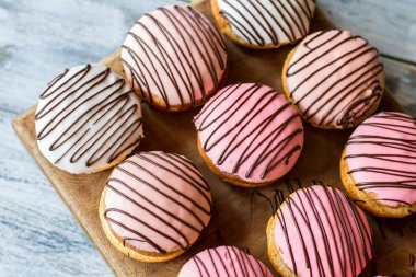 Ahşap tahta üzerinde sırlı bisküvi.