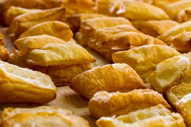 Satır sarı Puffs.