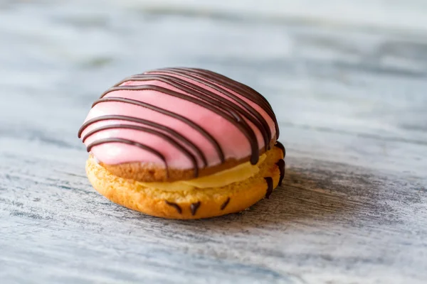 Cookie med rosa glasyr. — Stockfoto