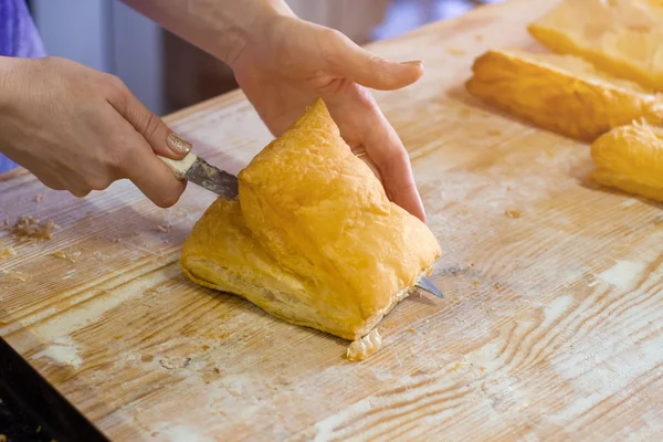 Mano con coltello taglio pasticceria . — Foto Stock