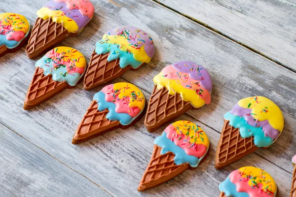 Cookies med färgglad glasyr. — Stockfoto
