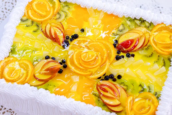 Cake with fruits and jelly. — Stock Photo, Image