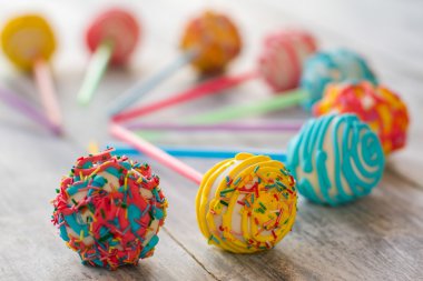 Tatlı parlak sır ile.