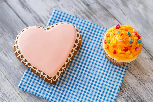 Herzkeks und Orangenkuchen. — Stockfoto