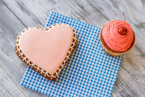 Bolinho do coração e cupcake rosa . — Fotografia de Stock