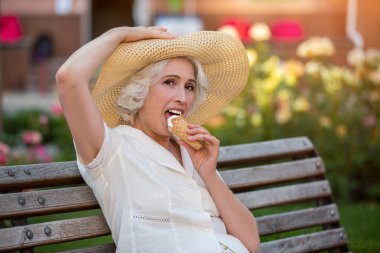 Olgun kadın dondurma alıntılar.
