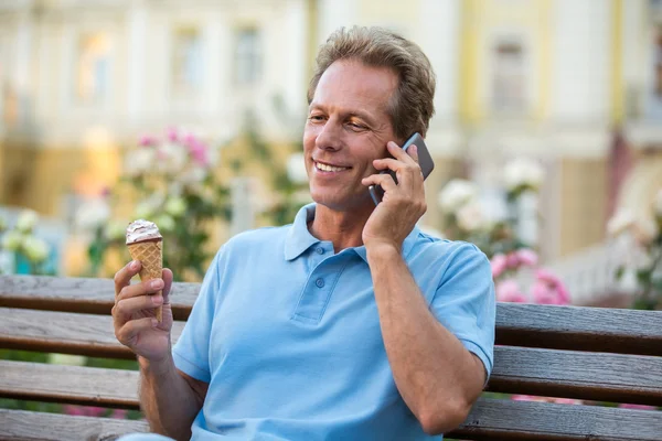 Man with phone is smiling. — Stock Photo, Image