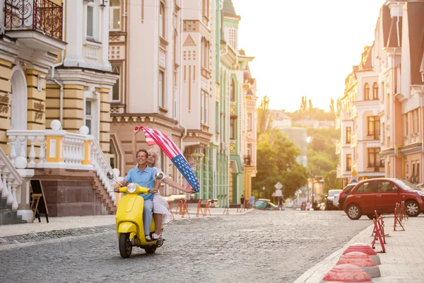 Зріла пара верхи на скутері . — стокове фото