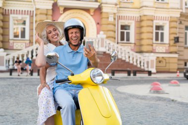 Telefon ile scooter üzerinde çift.