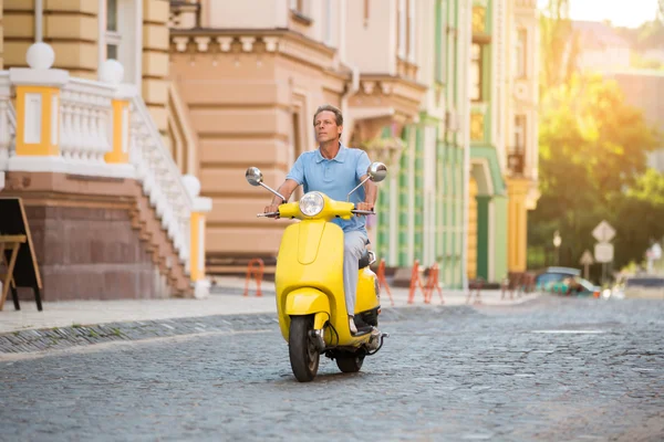 Hombre adulto montando un scooter . —  Fotos de Stock