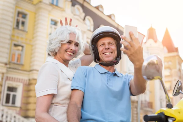 Ouder paar telefoon kijken. — Stockfoto