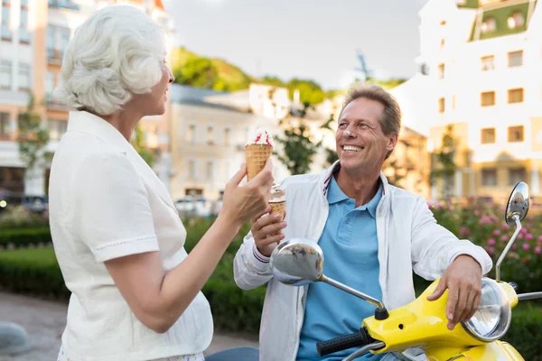 Volwassen mensen met ijs. — Stockfoto