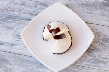 Dilimlenmiş tatlı ile plaka.