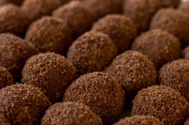 Koyu renkli tatlılar.