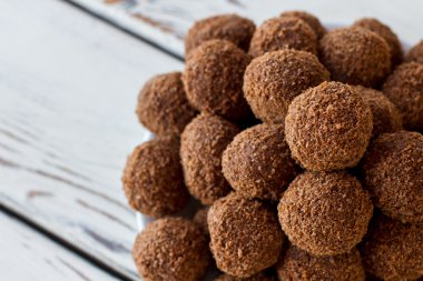 Kahverengi şeker renkli.