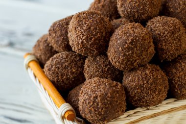 Sepet ve kahverengi şeker.