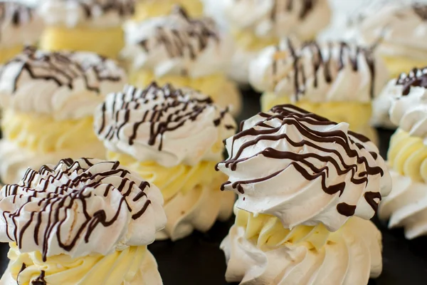 Desserter med vit maräng. — Stockfoto
