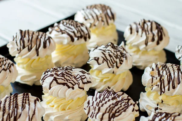 Meringues à la crème jaune . — Photo