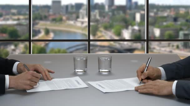 Бізнесмени, підписання документів . — стокове відео