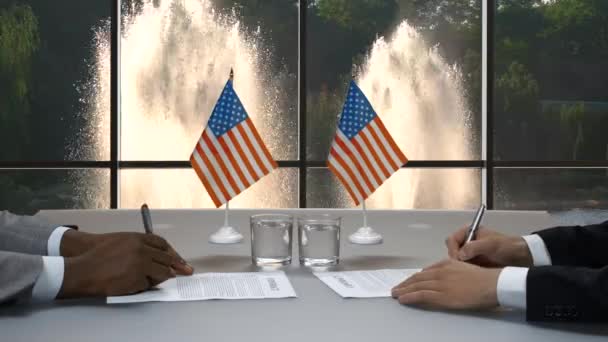 Des hommes d'affaires signent des papiers à table . — Video