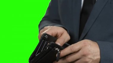 Bir dolarlık banknot işadamı tutar.