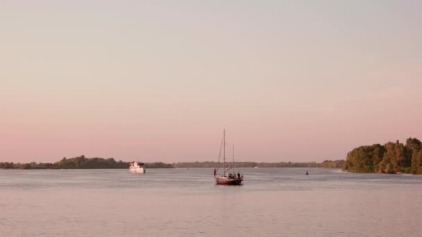 Perahu di sungai. — Stok Video