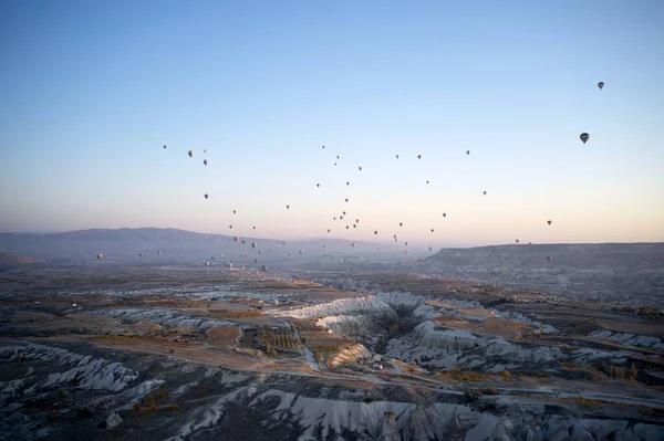 Balões coloridos de ar quente sobrevoando o vale na Capadócia, Anatólia, Turquia. — Fotografia de Stock