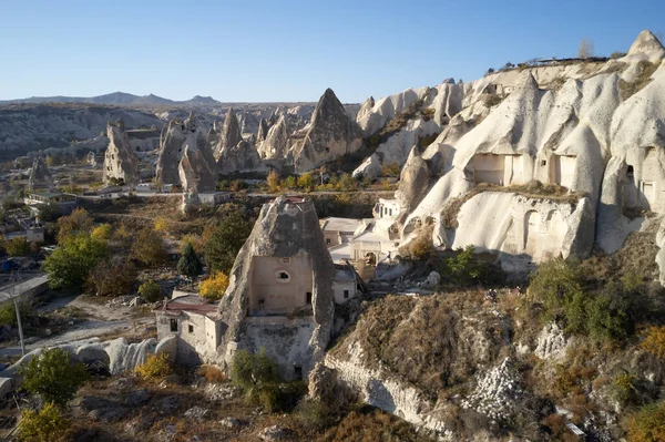 Paisaje con viviendas de piedra arenisca en el valle de Capadocia. — Foto de Stock