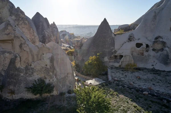 Uitzicht op zandstenen huizen bij Cappadocia, Turkije. — Stockfoto