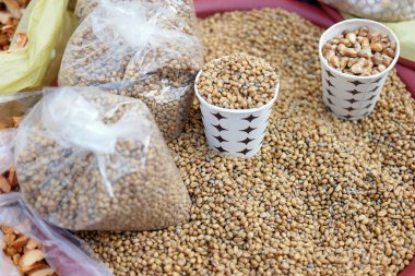 Çiftçi pazarında mısır gevreğini kapat.