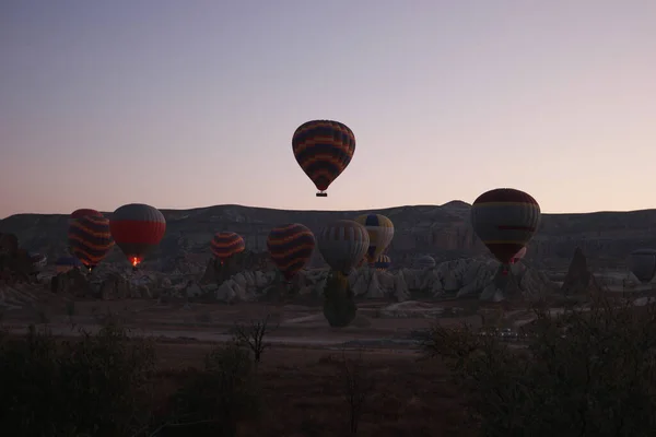 Hete lucht ballonnen in zonsondergang hemel. — Stockfoto