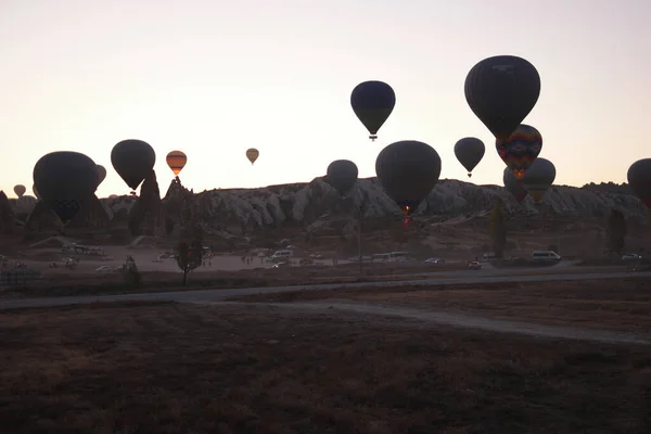 Warme lucht ballonnen show in Cappadocia. — Stockfoto