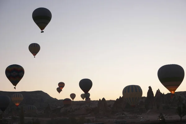 Montgolfières colorées volent au-dessus des montagnes. — Photo