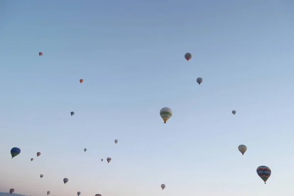 Voo de balões de ar quente no céu. — Fotografia de Stock