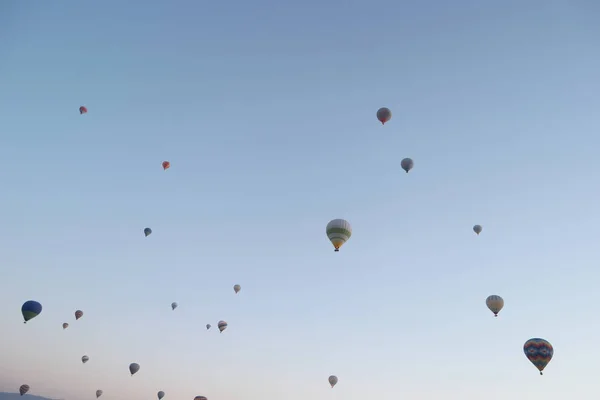 Globos de aire caliente vuelan en el cielo. — Foto de Stock