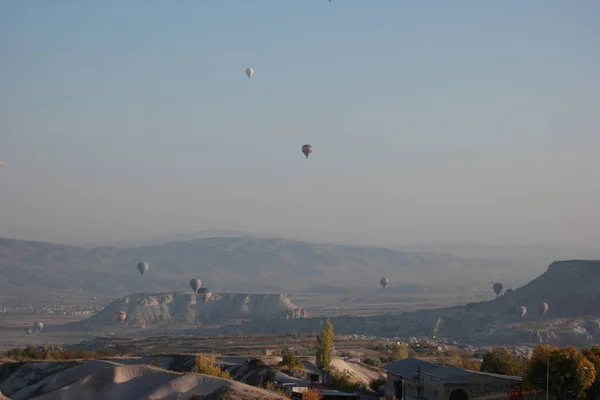 Paisagem de montanhas com balões de ar quente. — Fotografia de Stock