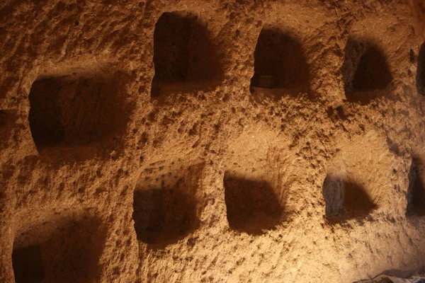 Pared de piedra arenisca de roca de una antigua casa de Capadocia. — Foto de Stock